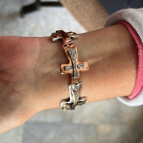 Cross bracelet! - Picture 2 of 4